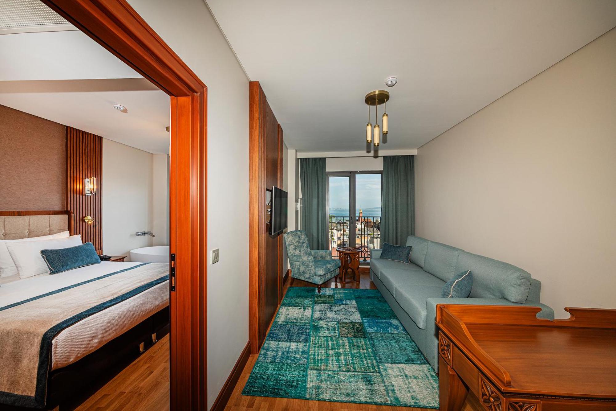 Triton Hotel 4*