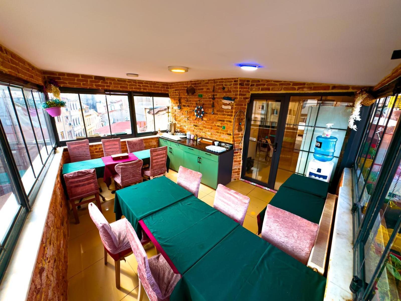 Aparthotel House 1 *