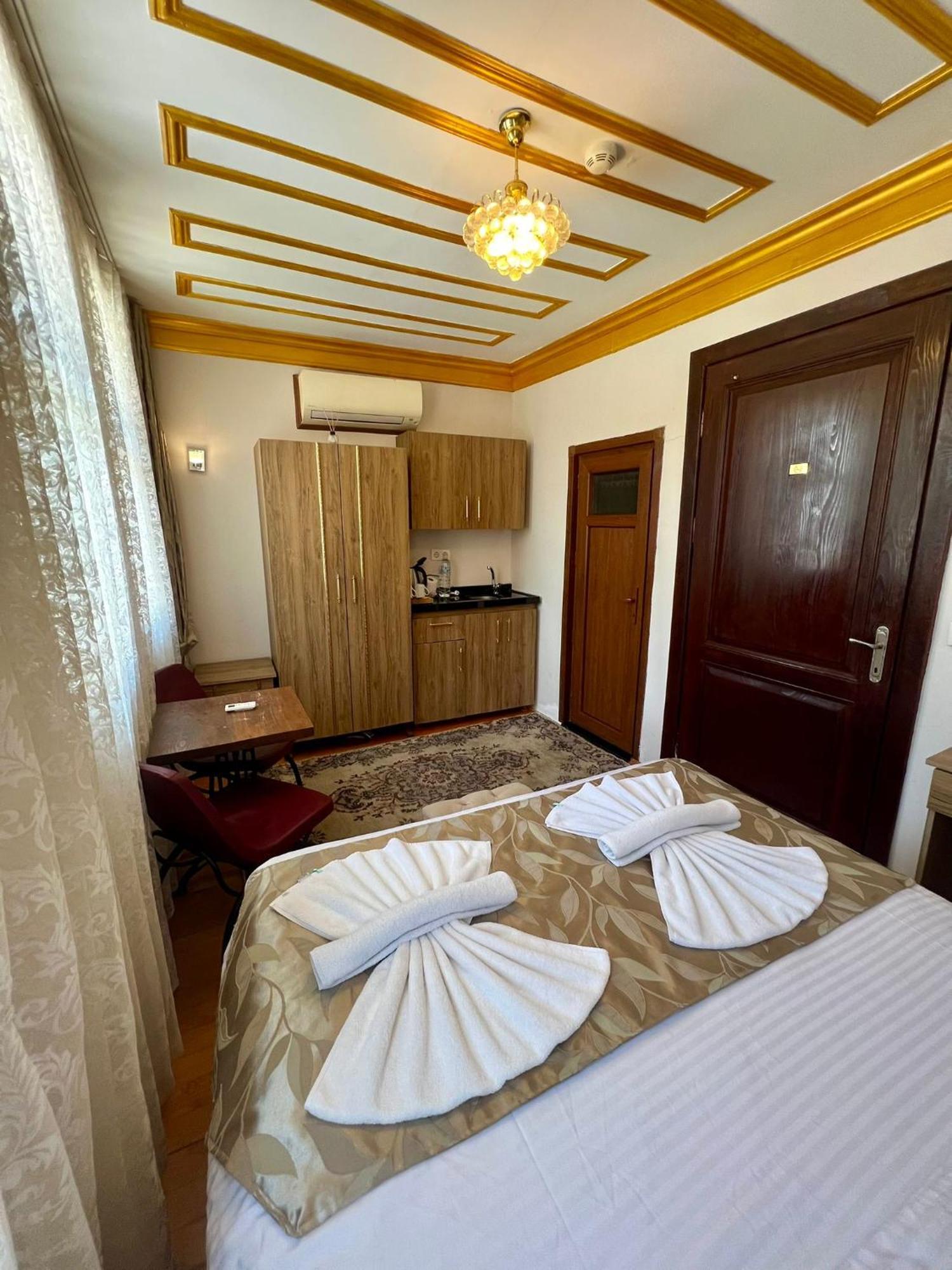 Aparthotel April Story