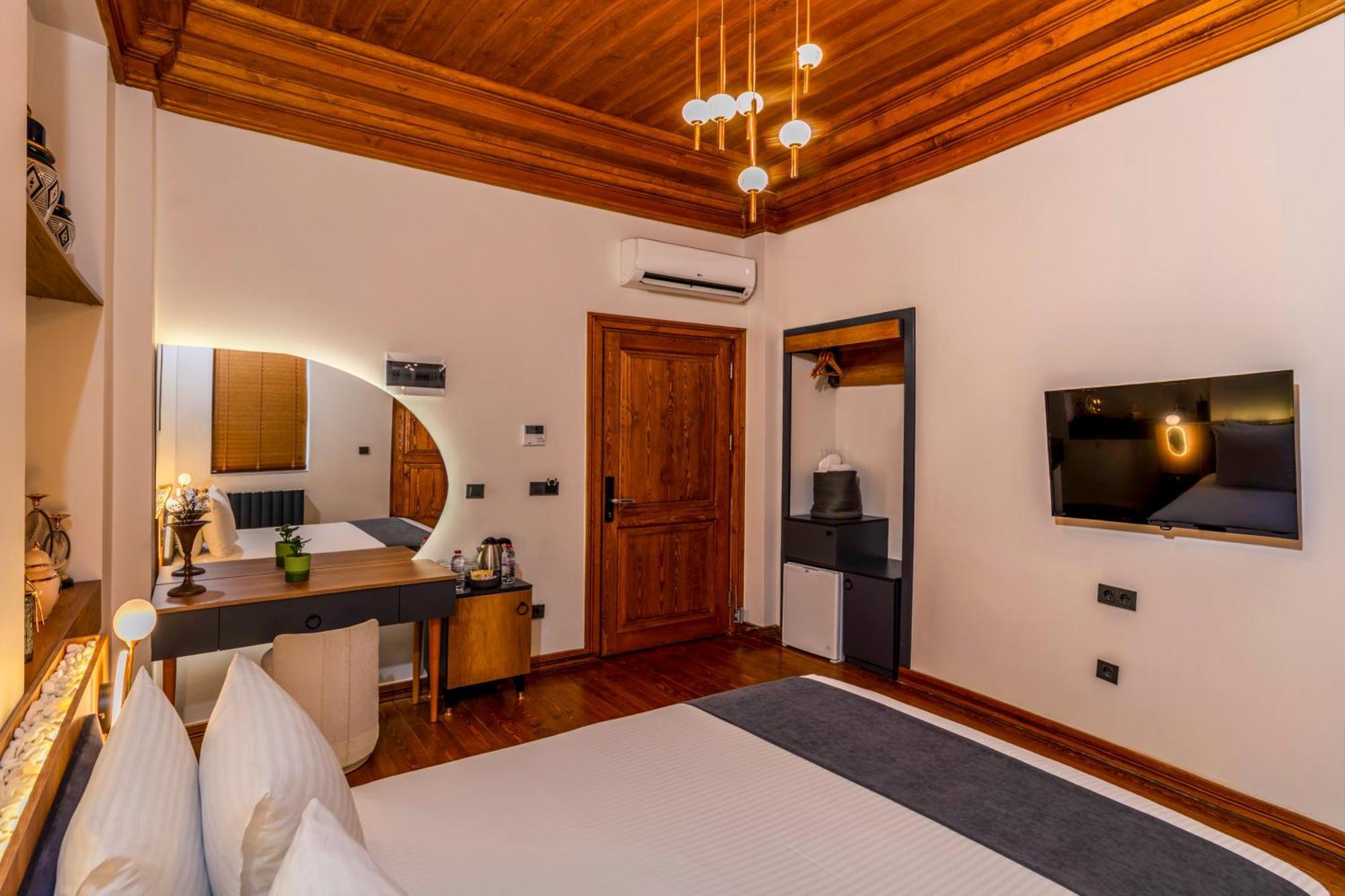 Elara Pera Apartment