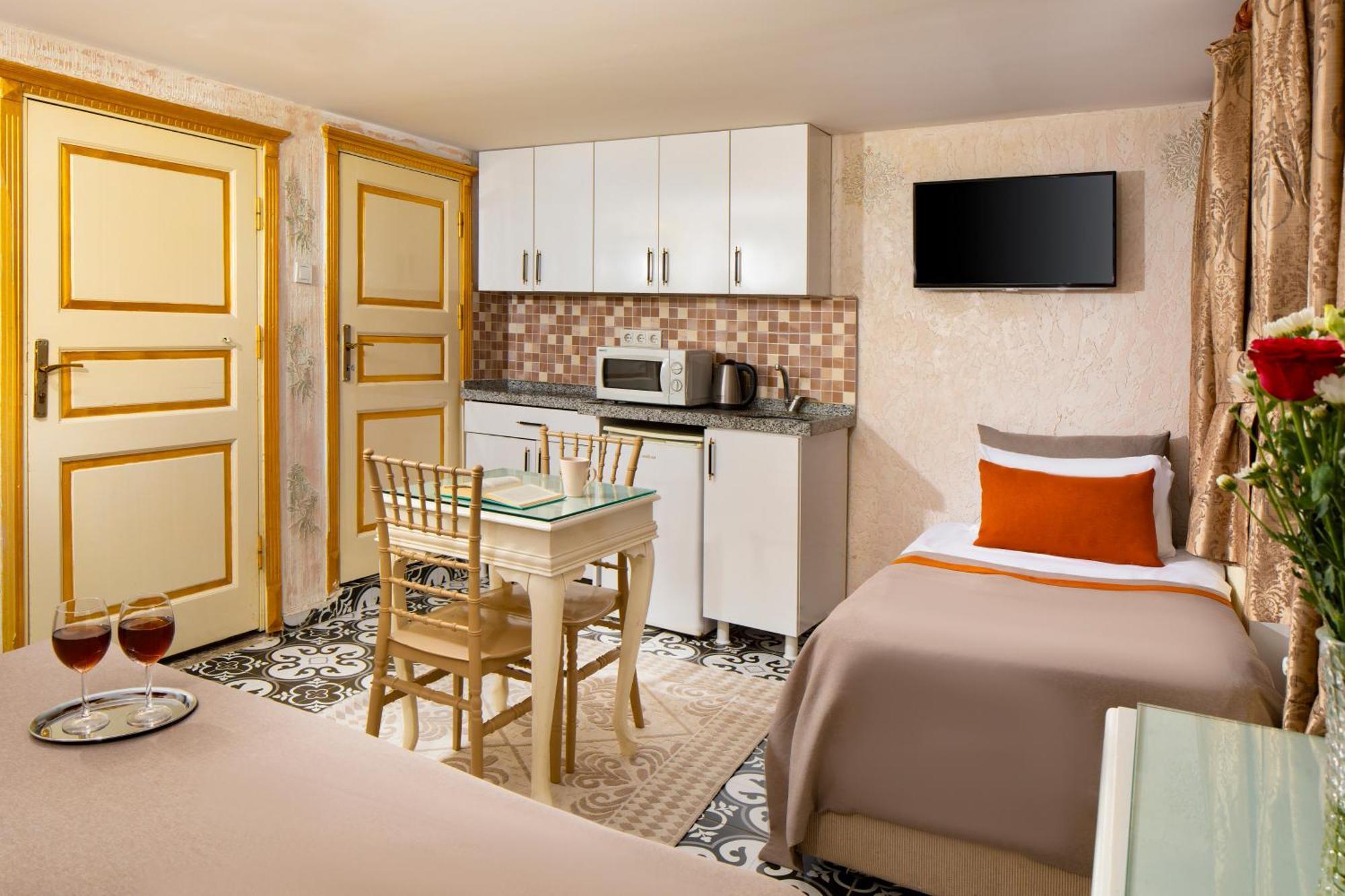 Alhambra Aparthotel 3*