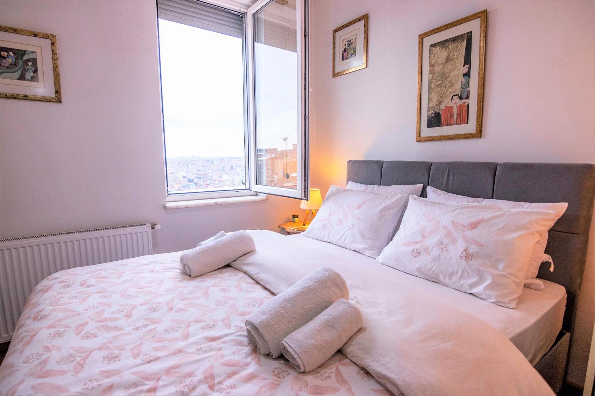 Taksim Roya -center Of The Apartment *
