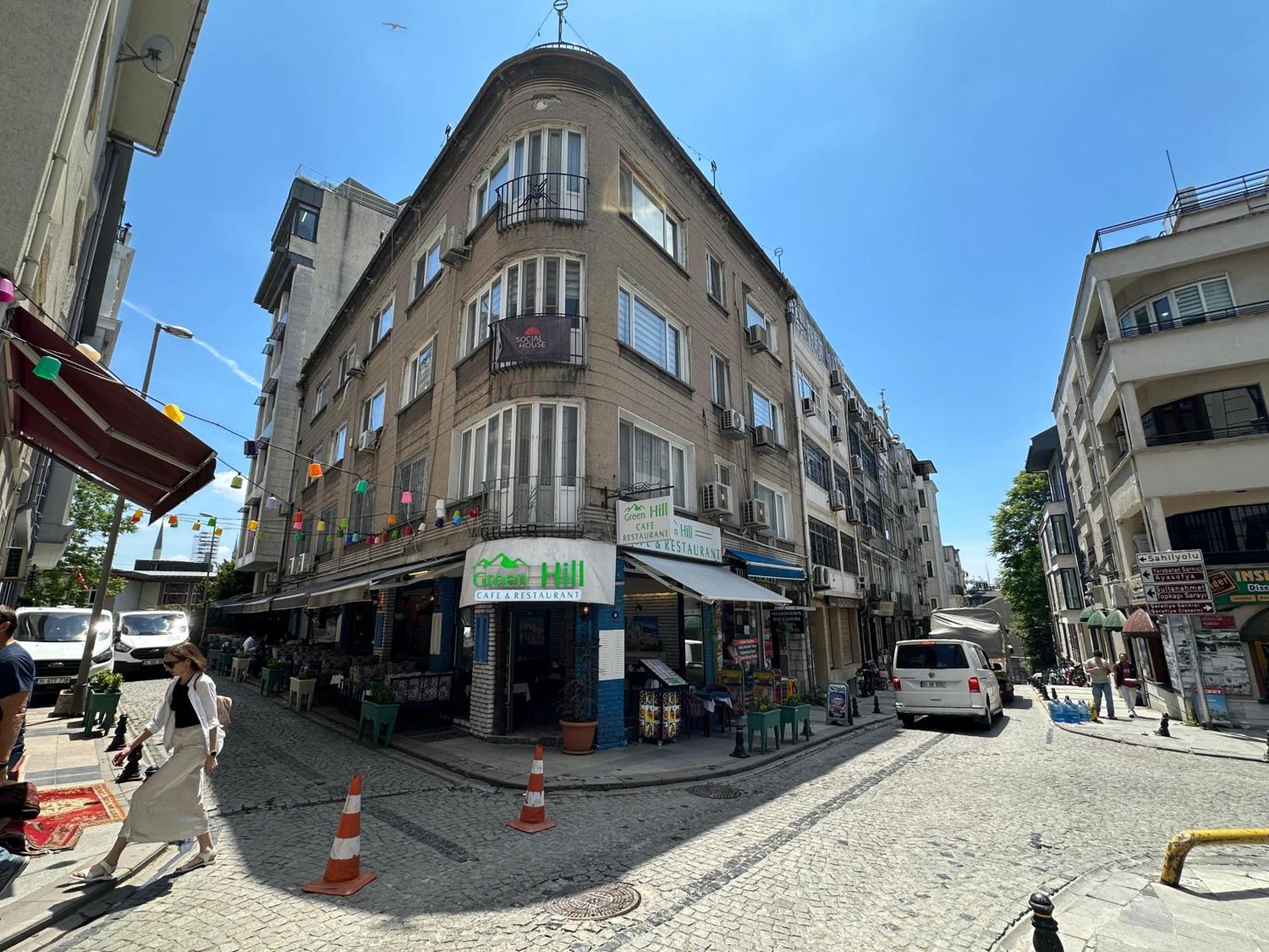 Social House *