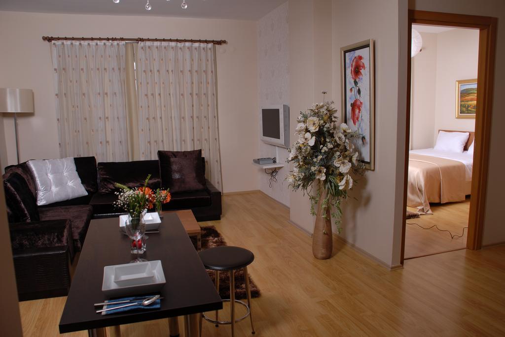 Airport Aparthotel 3*