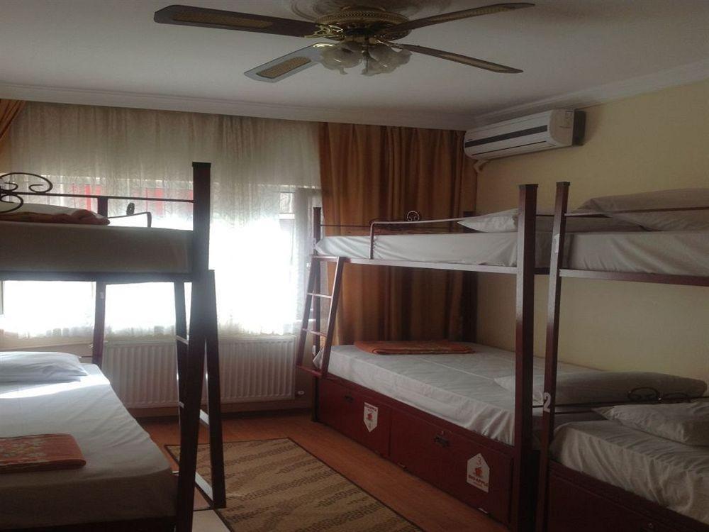 Big Apple Hostel *
