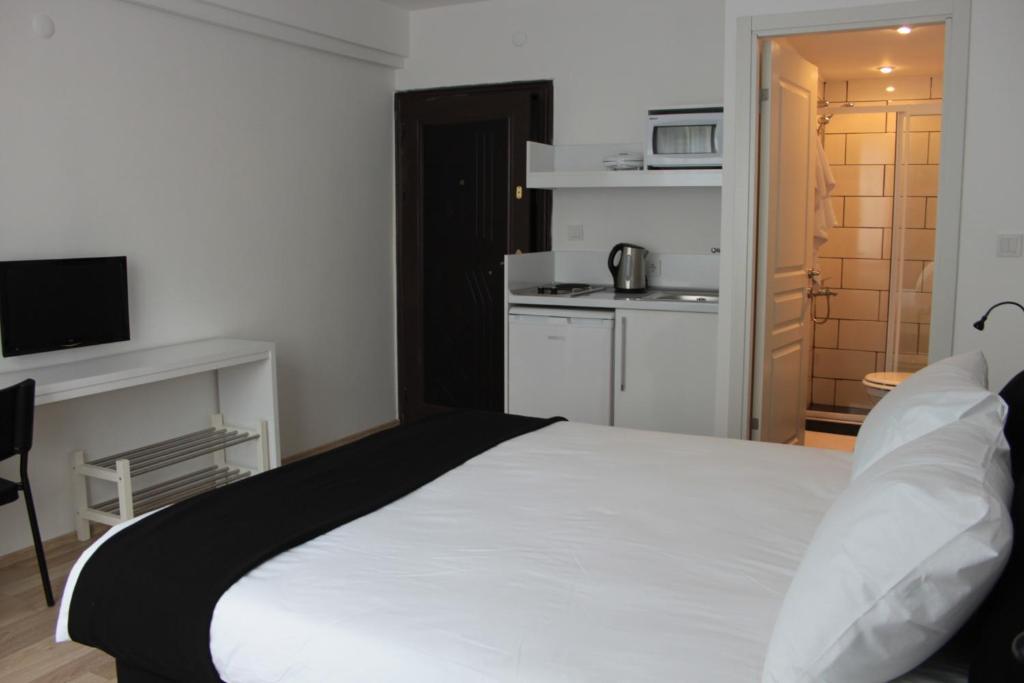 Hotel My - *