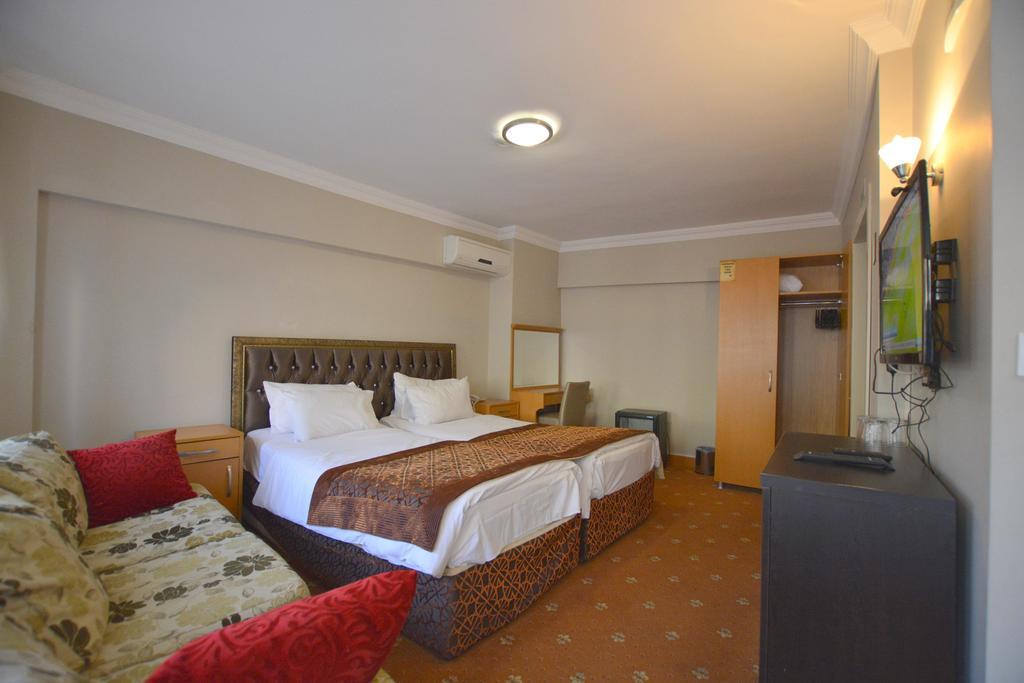 Palace Point Hotel