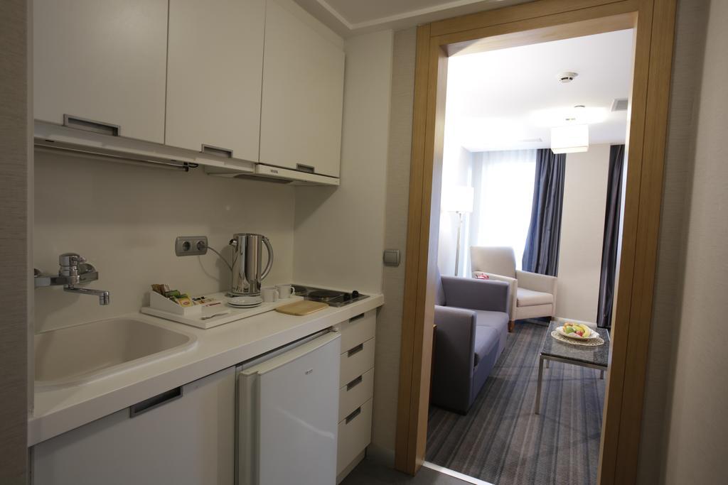 Housez & Special Class Hotel