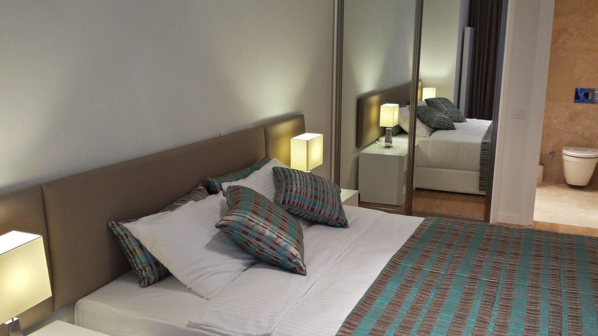G Airport Apartment *