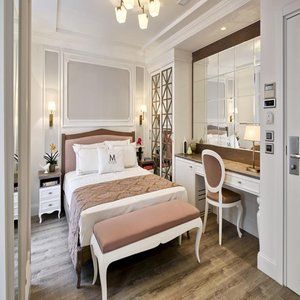 Mirrors Hotel 4*
