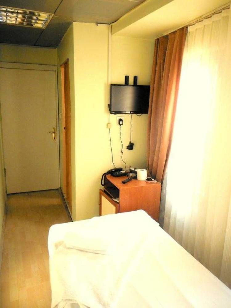 Plato Hotel *