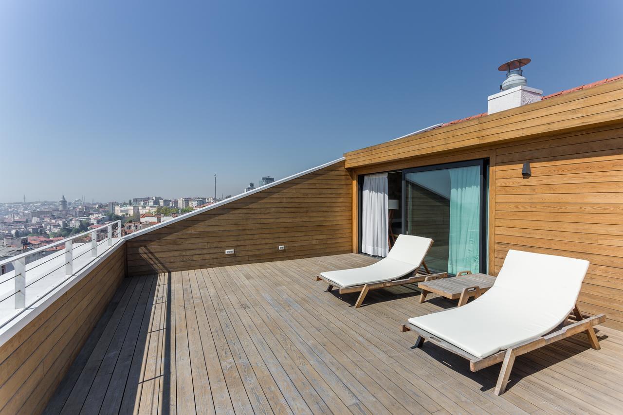 Mate Emir, Hotel Istambul