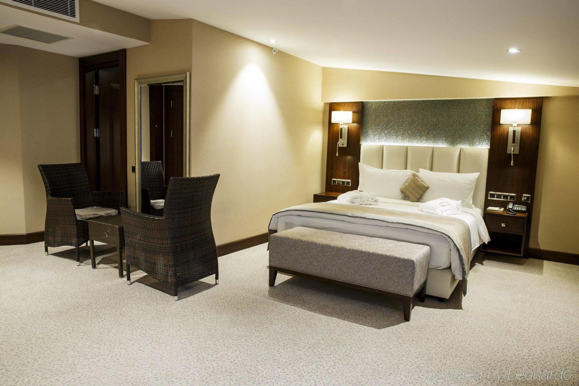 Grand Aras & Hotel