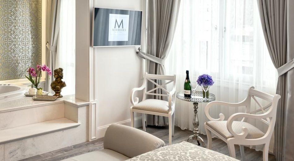 Mirrors Hotel 4*