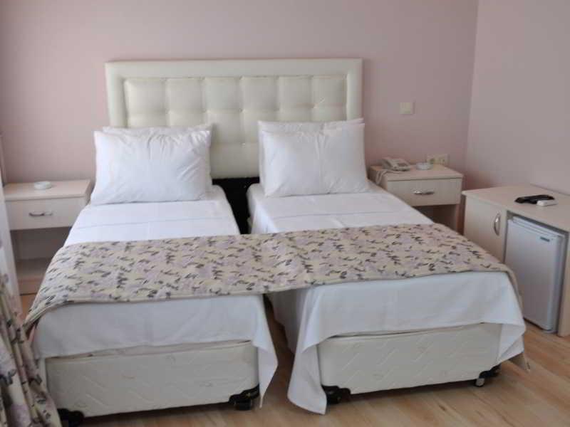 Hotel Huxley And Aparts Old 3*