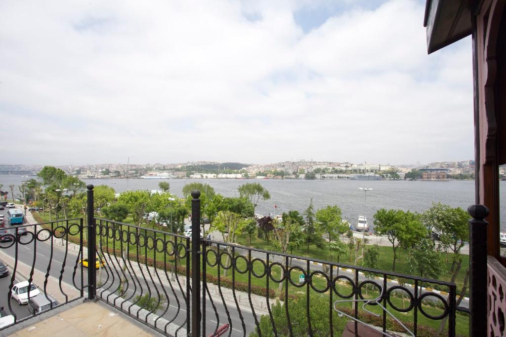 Aparthotel Balat Suites 3*