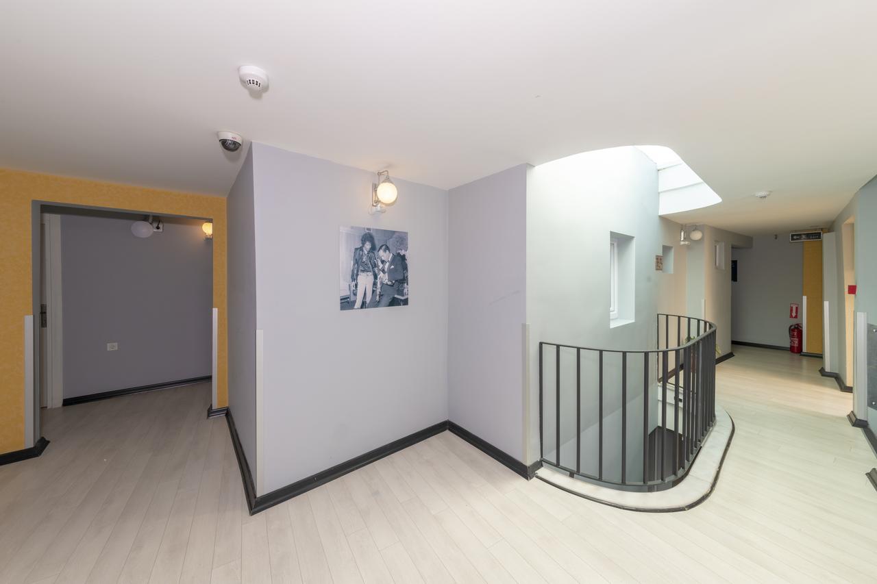 Otel Rumours