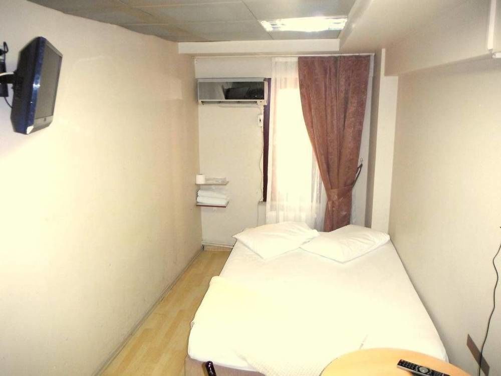 Plato Hotel *
