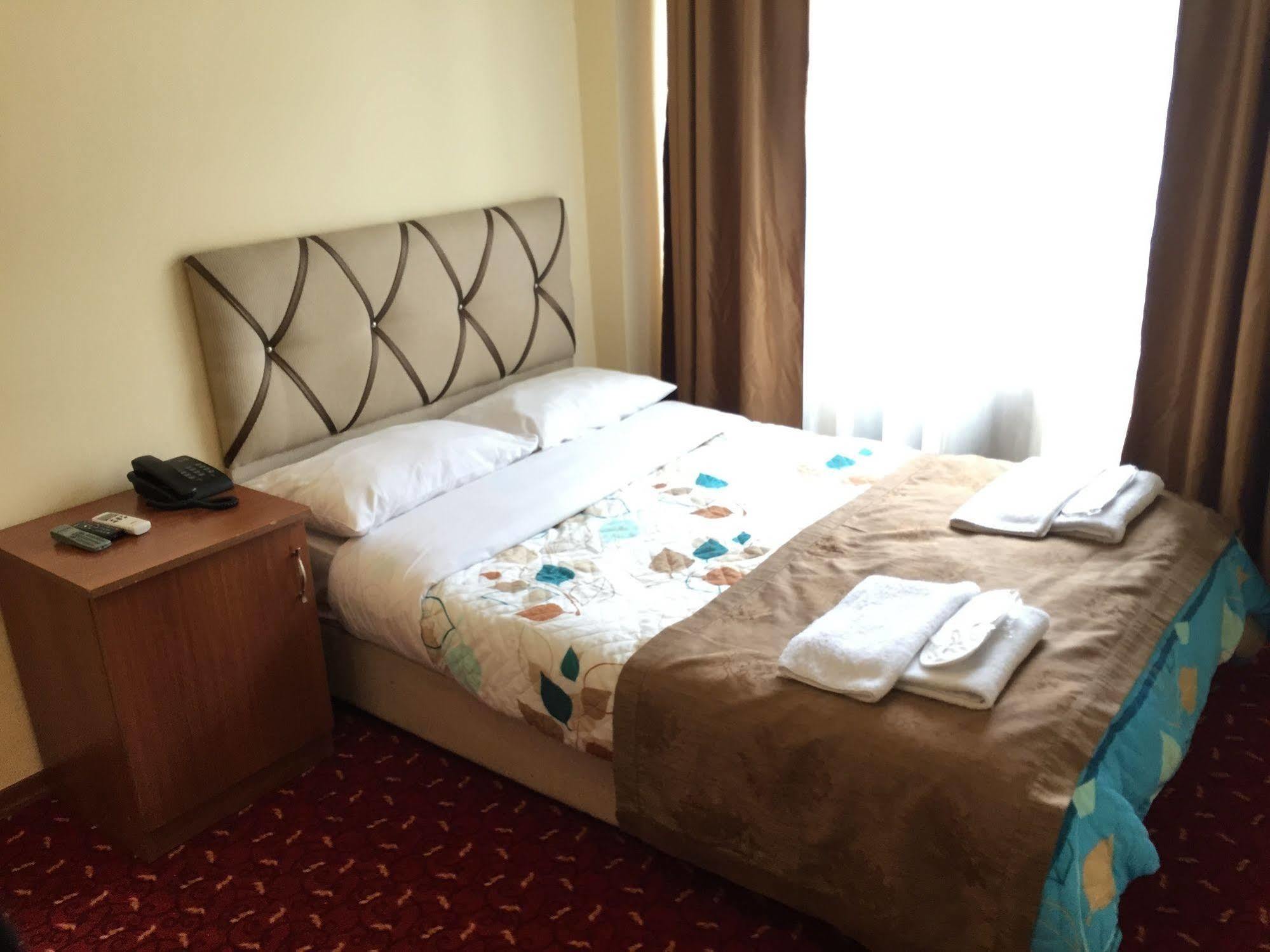 Paris & Hotel 2*