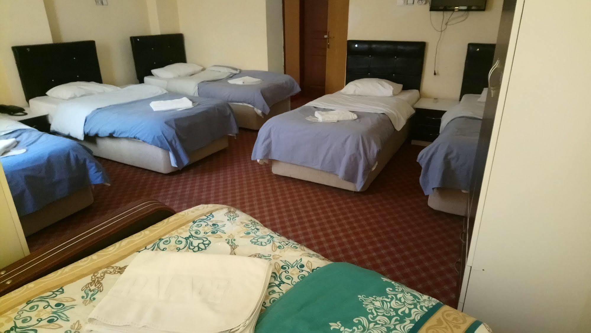 Paris & Hotel 2*