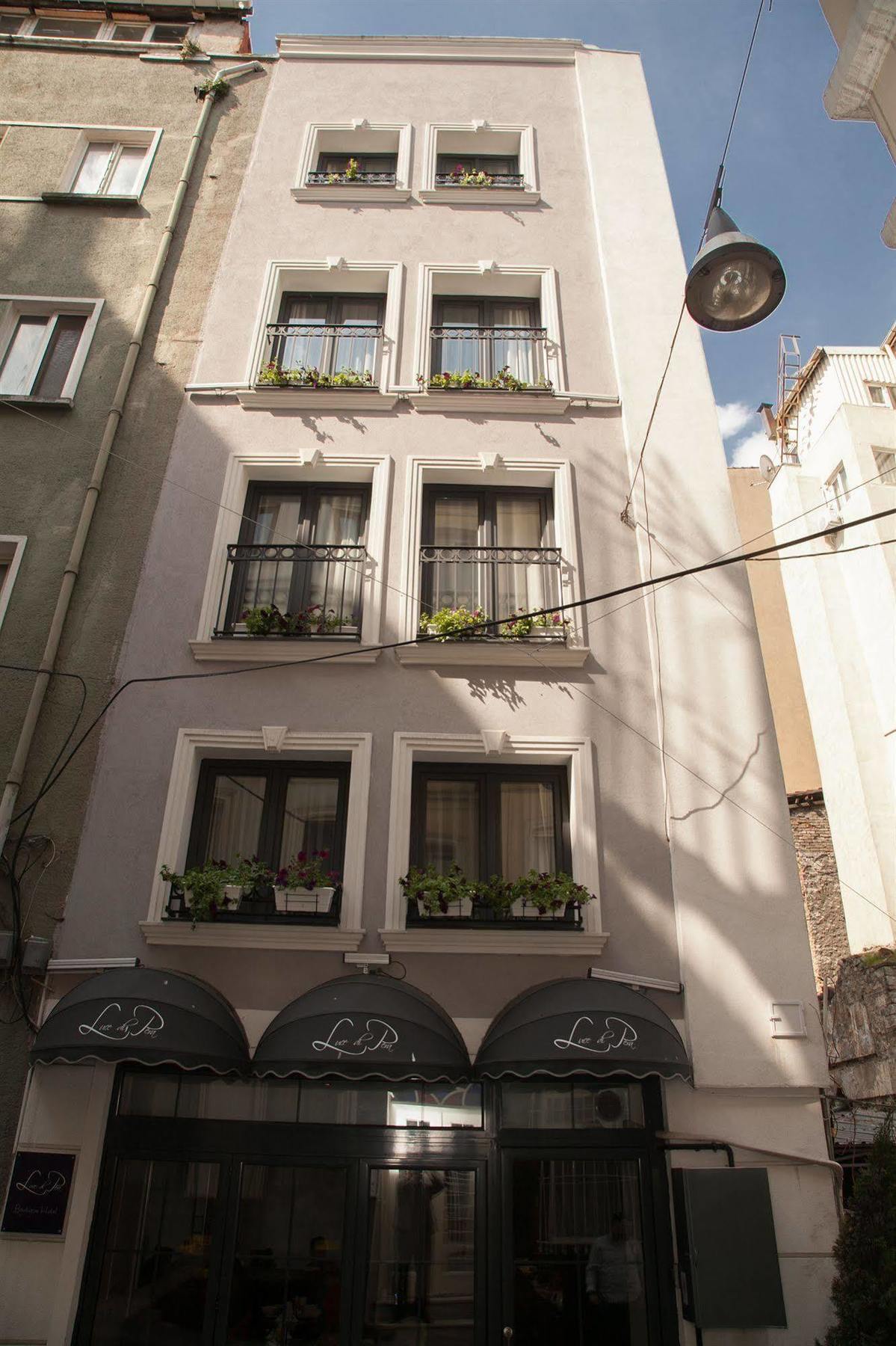 Lucis Pera Hotel 4*