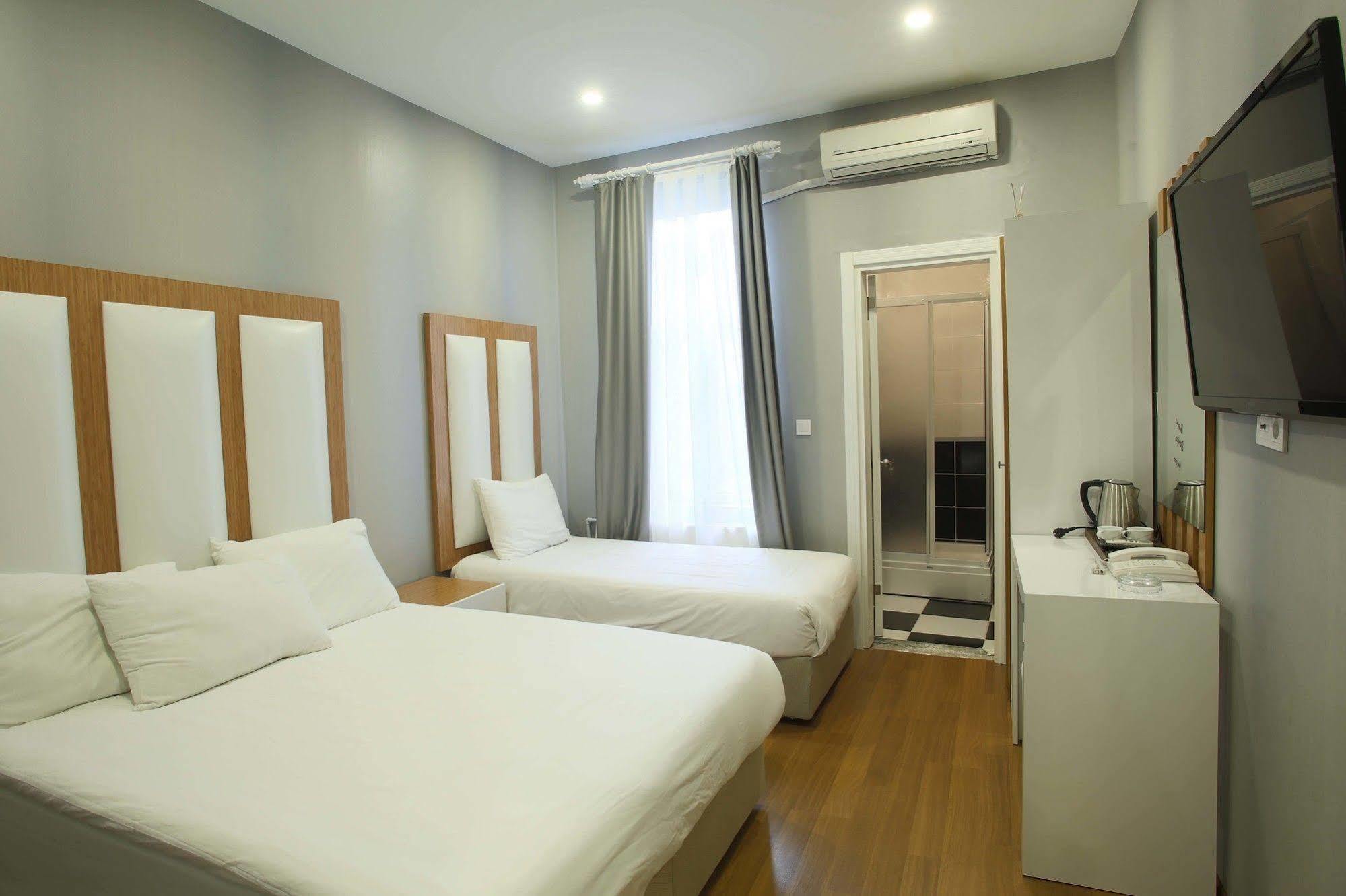 La Pazza Hotel