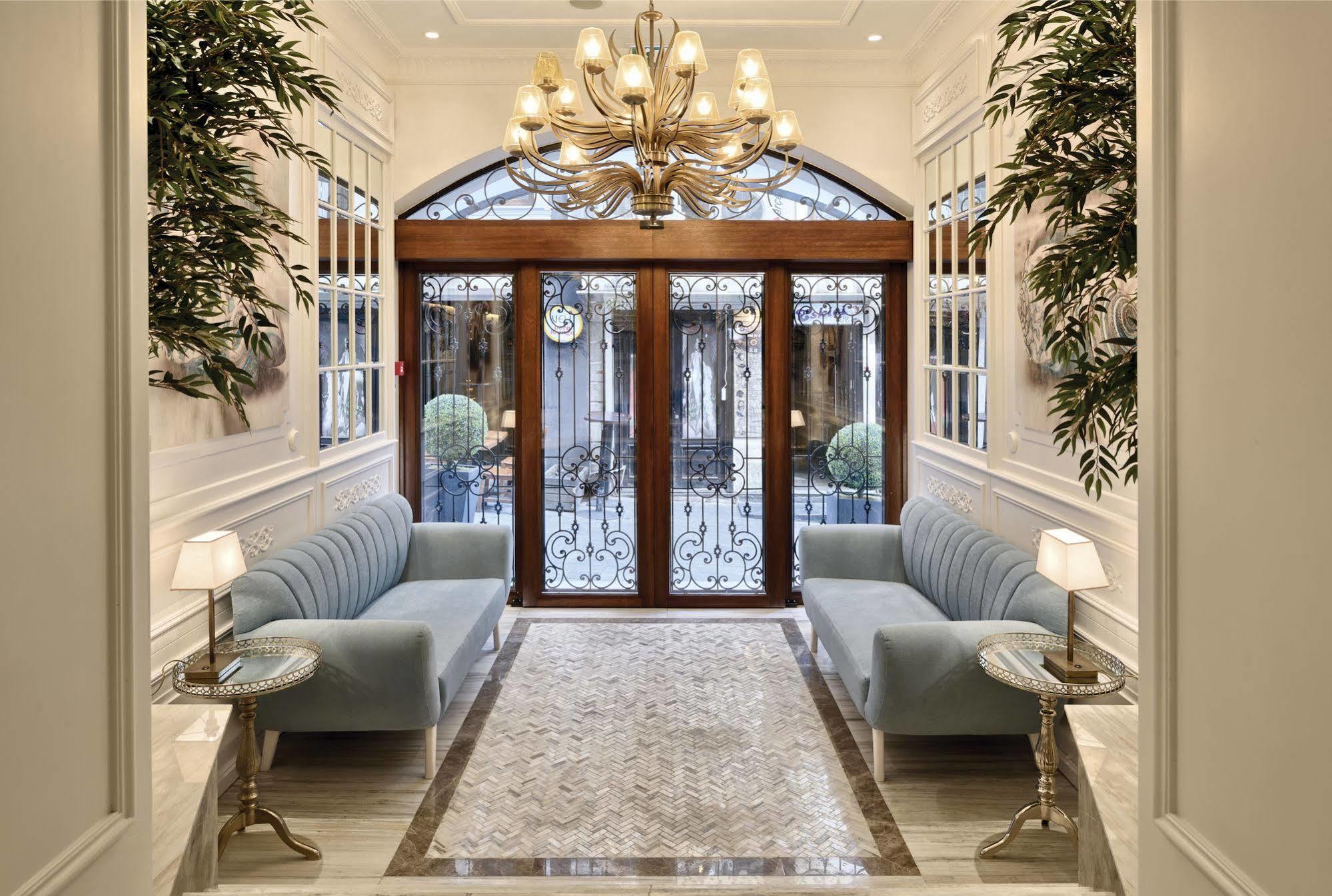 Mirrors Hotel 4*