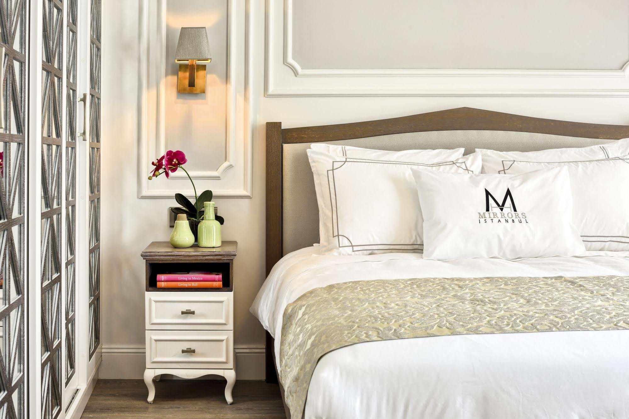 Mirrors Hotel 4*