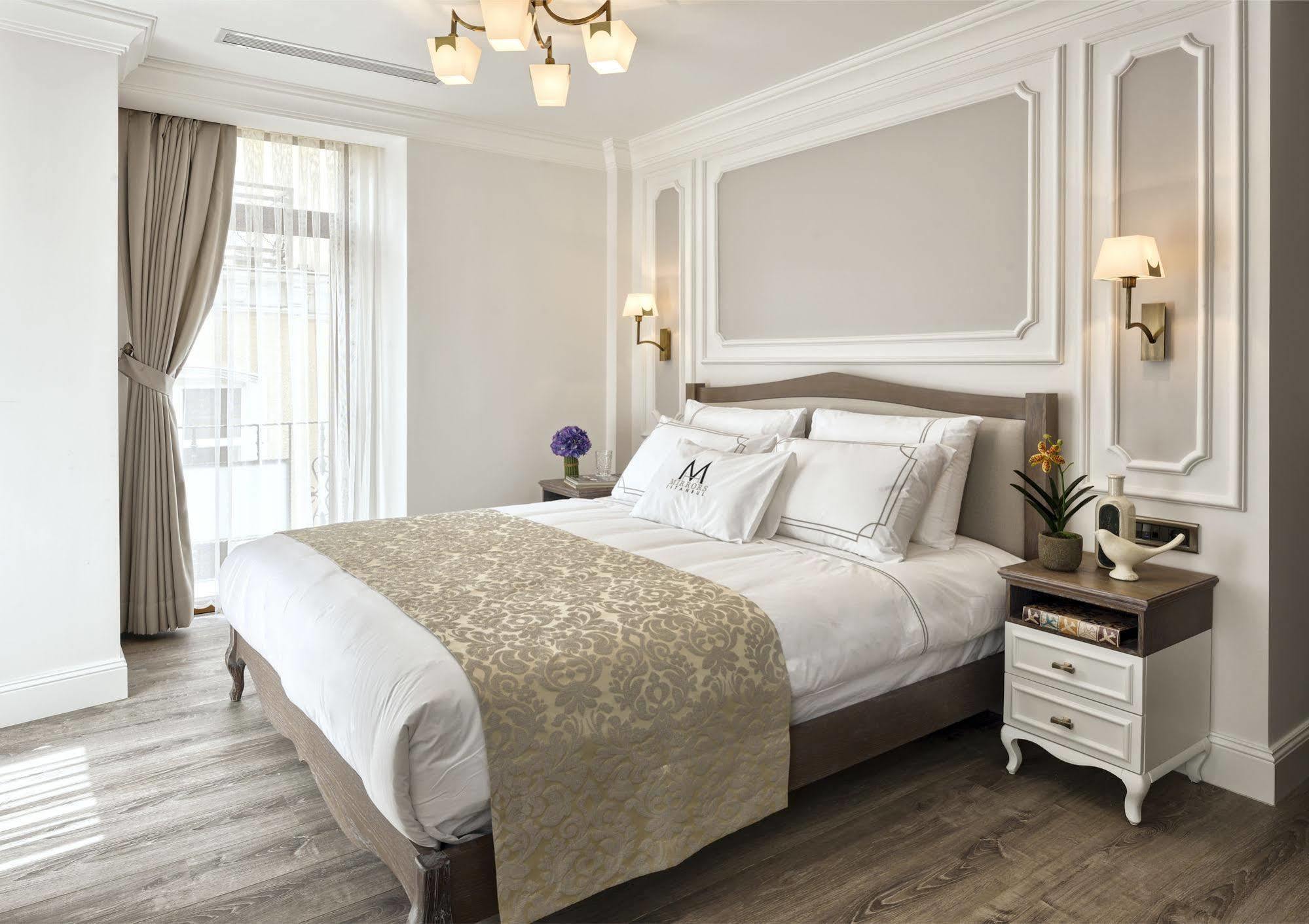 Mirrors Hotel 4*