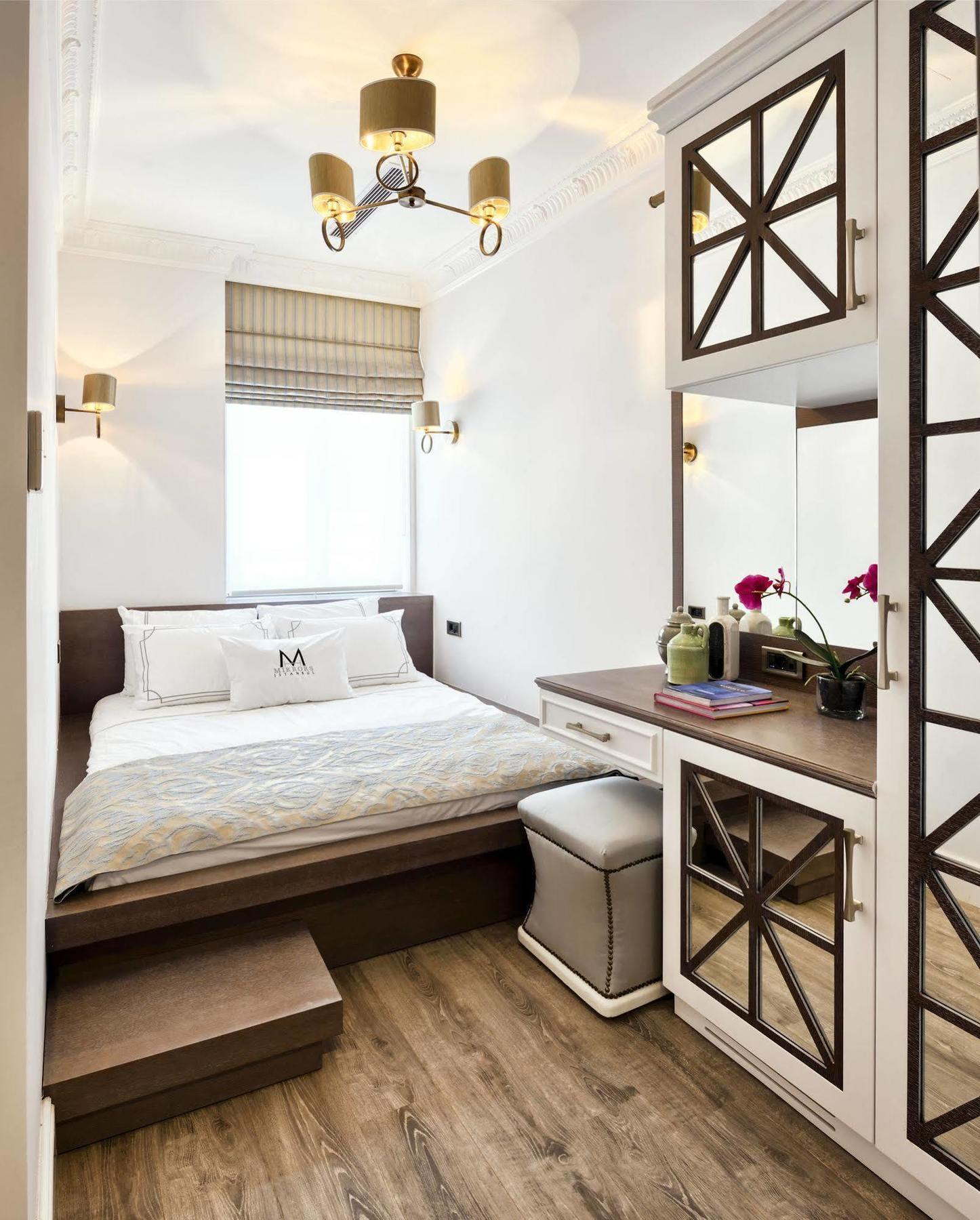 Hotel Mirrors 4*
