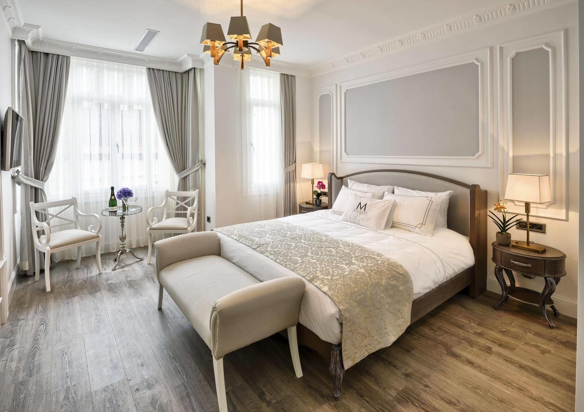Mirrors Hotel