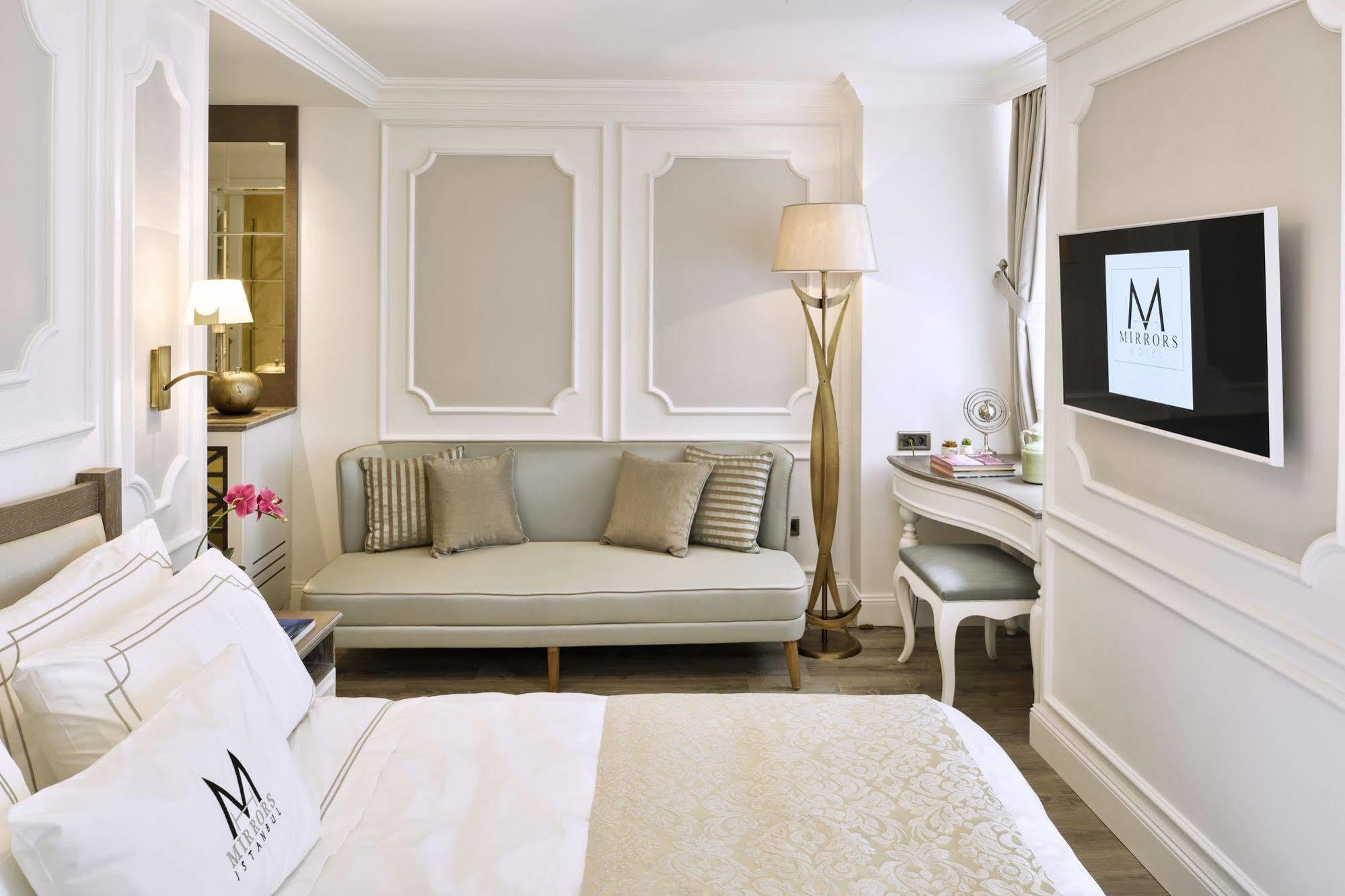 Mirrors Hotel 4*
