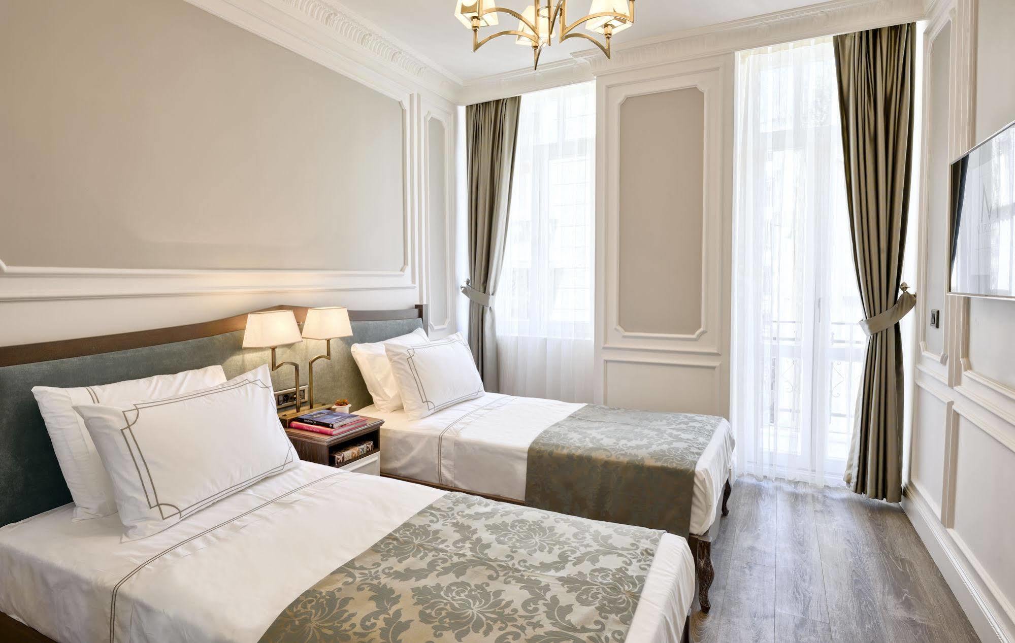 Mirrors Hotel 4*