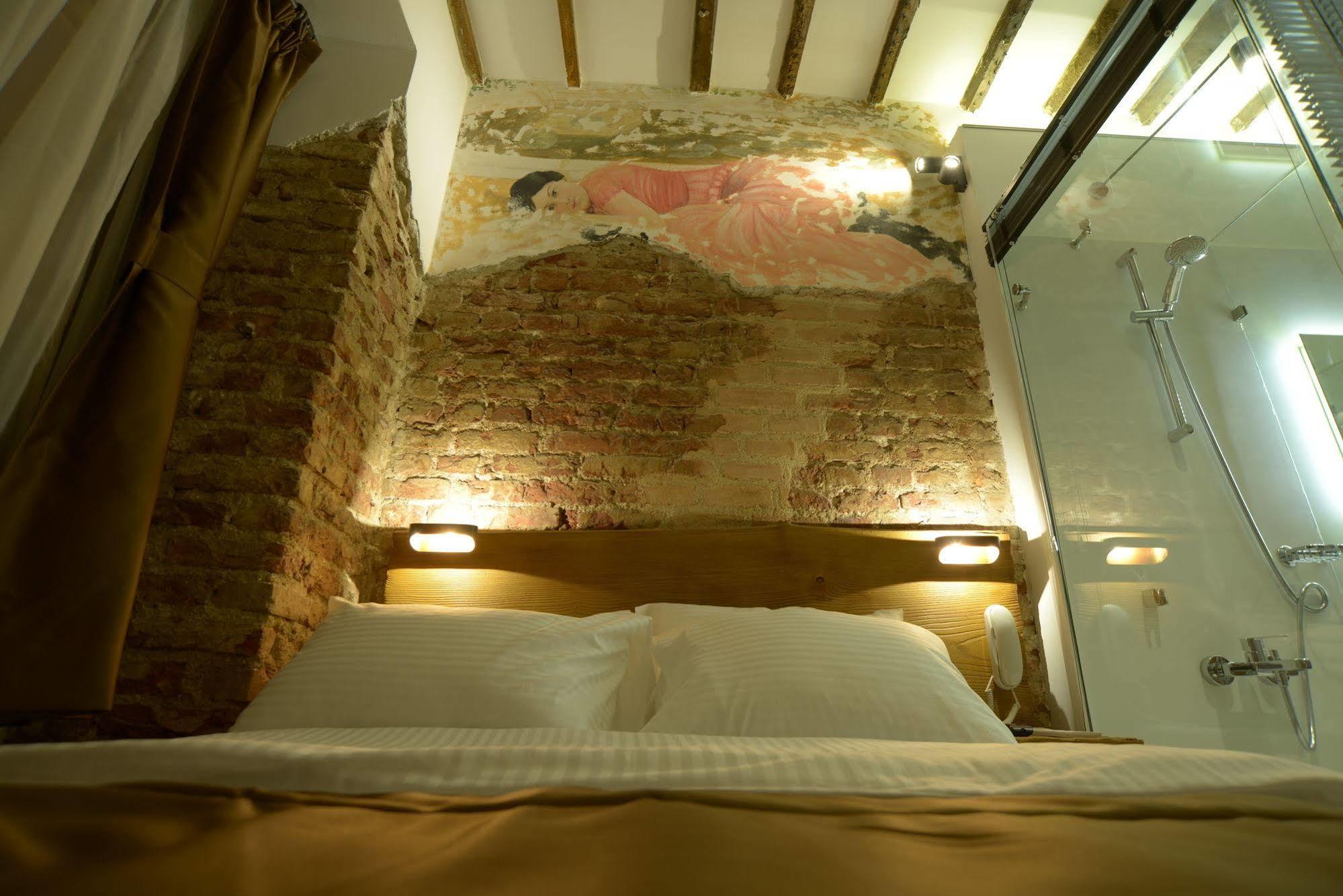 Gen Suites Pera