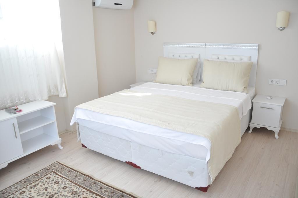 Hotel Huxley And Aparts Old 3*
