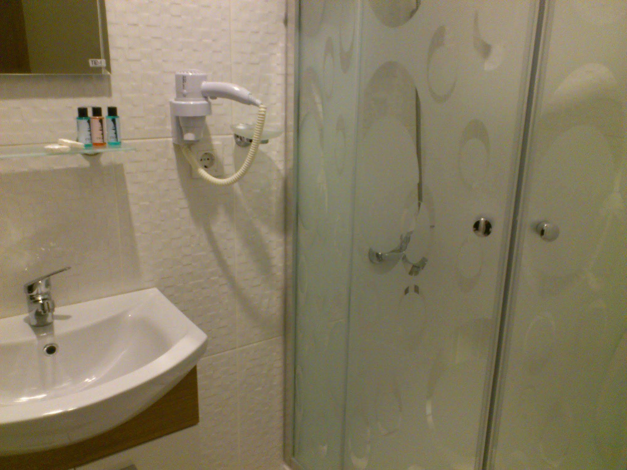 Pera Main Hotel 2*