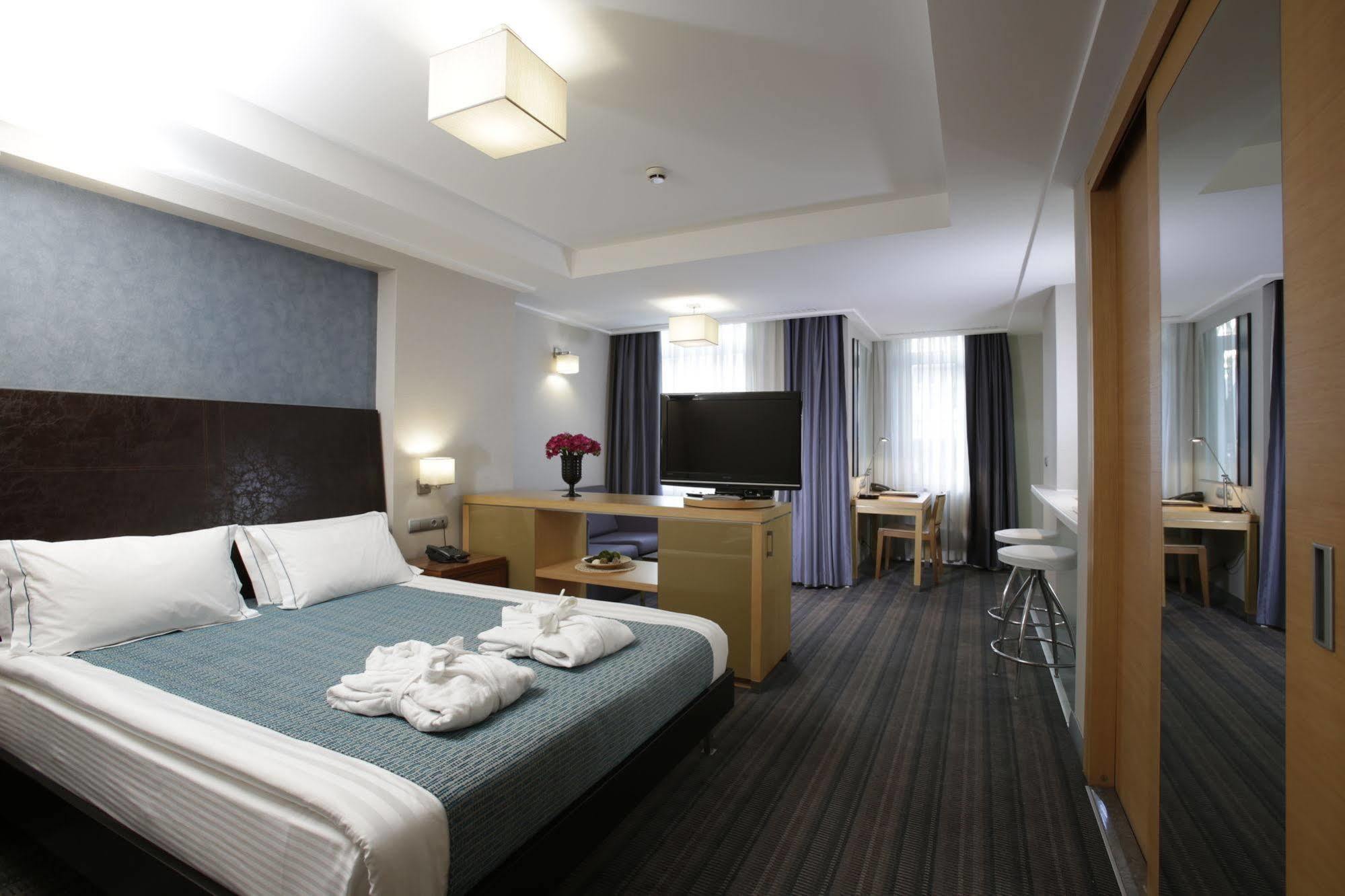 Hotel Housez & Special Class