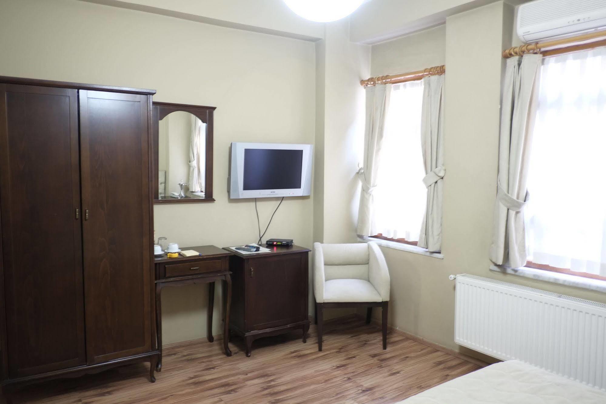 Hotel Dora