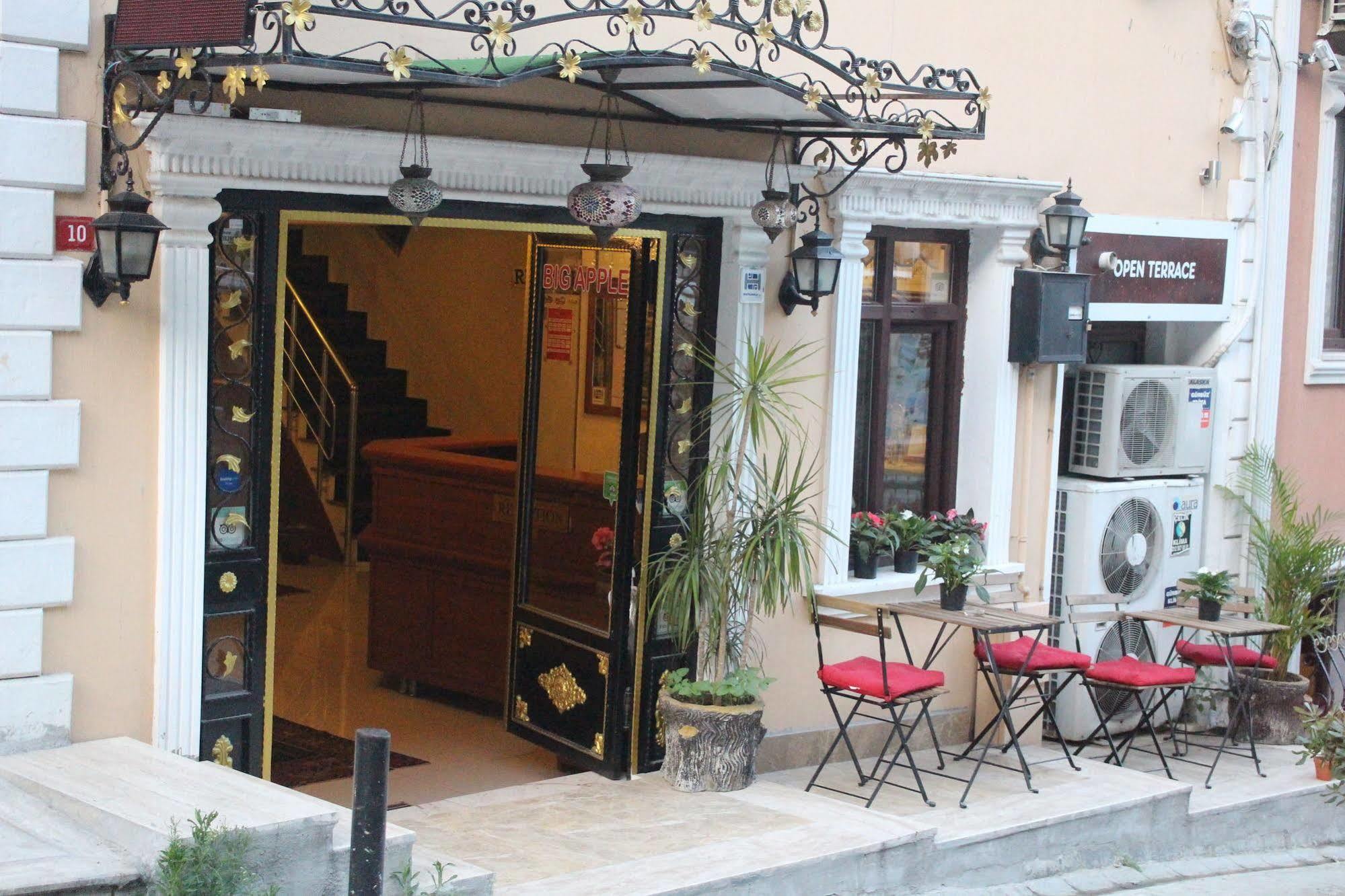 Big Apple Hostel *