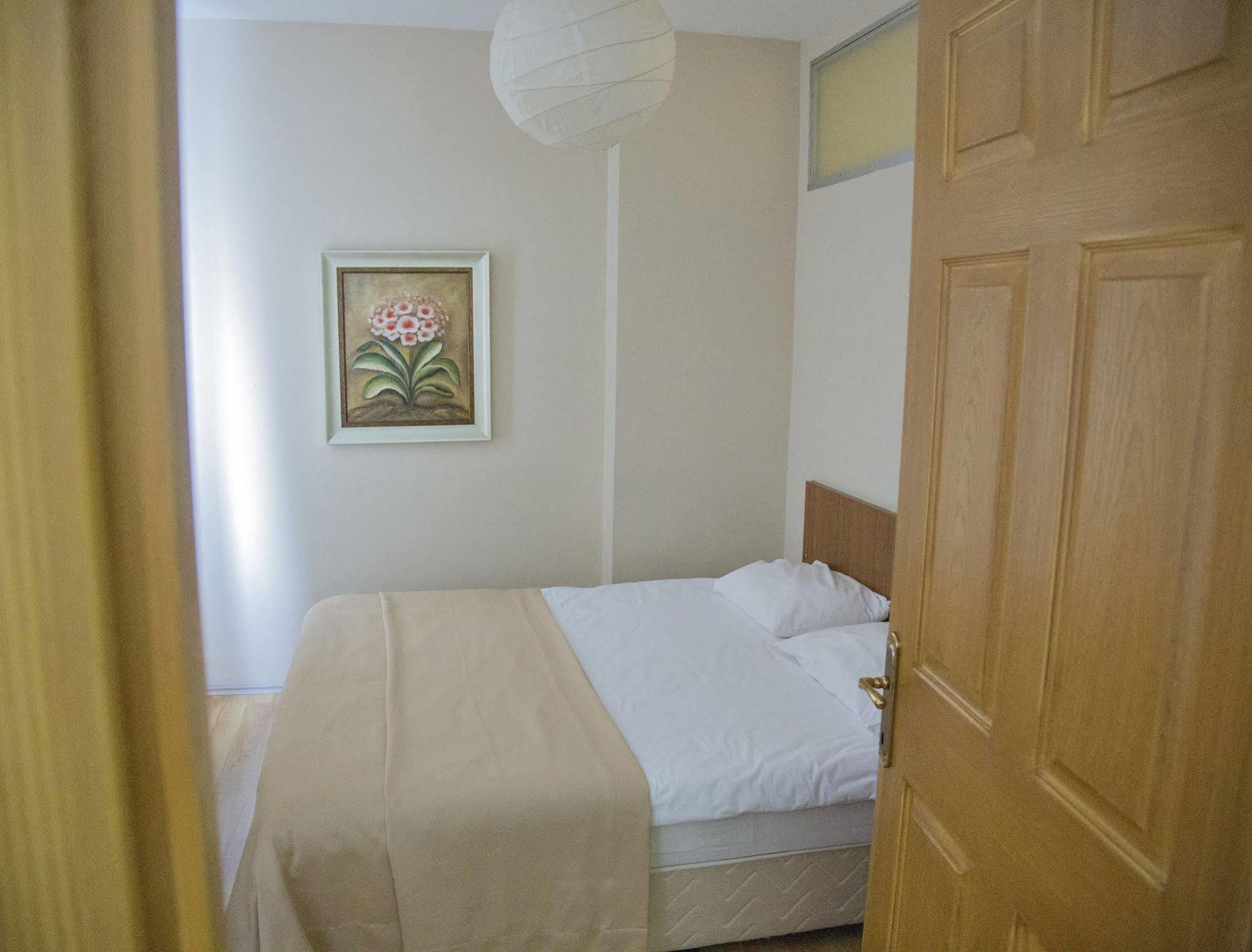 Aparthotel Airport 3*