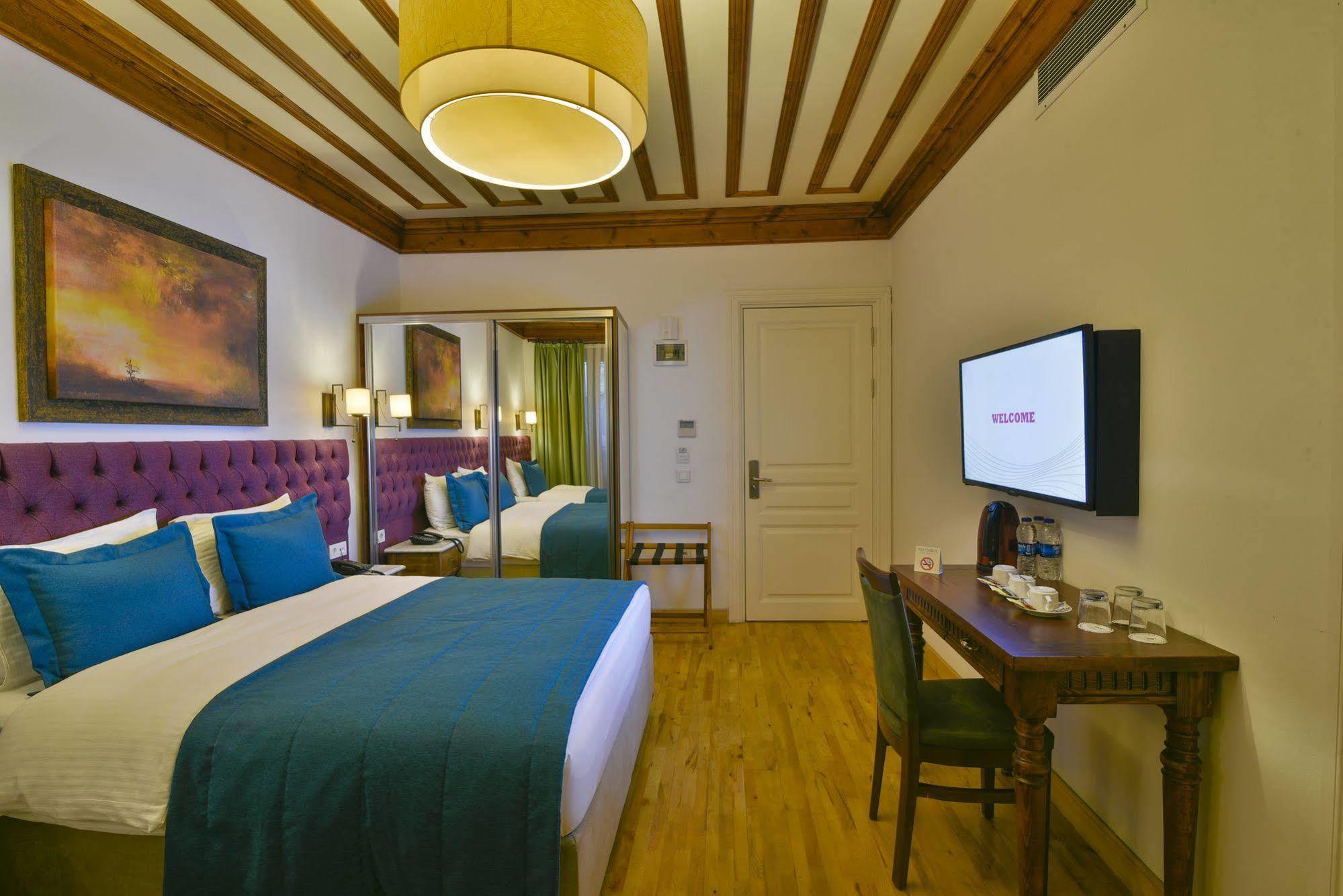 Hotel Life (adults Only)