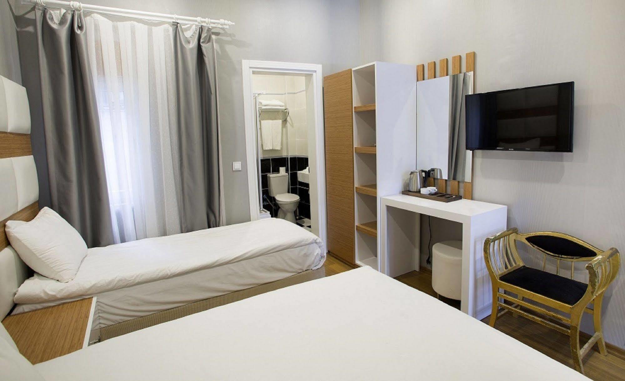 La Pazza Hotel