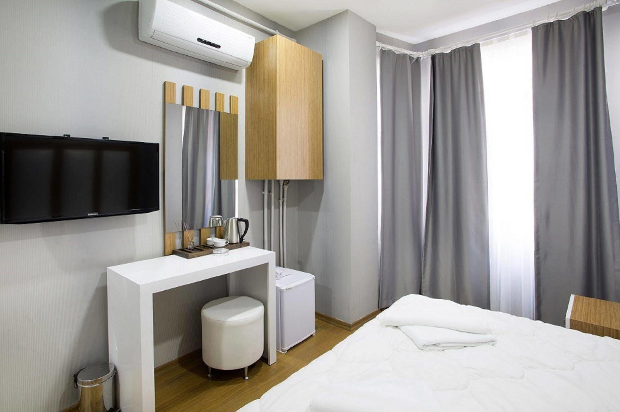 La Pazza Hotel