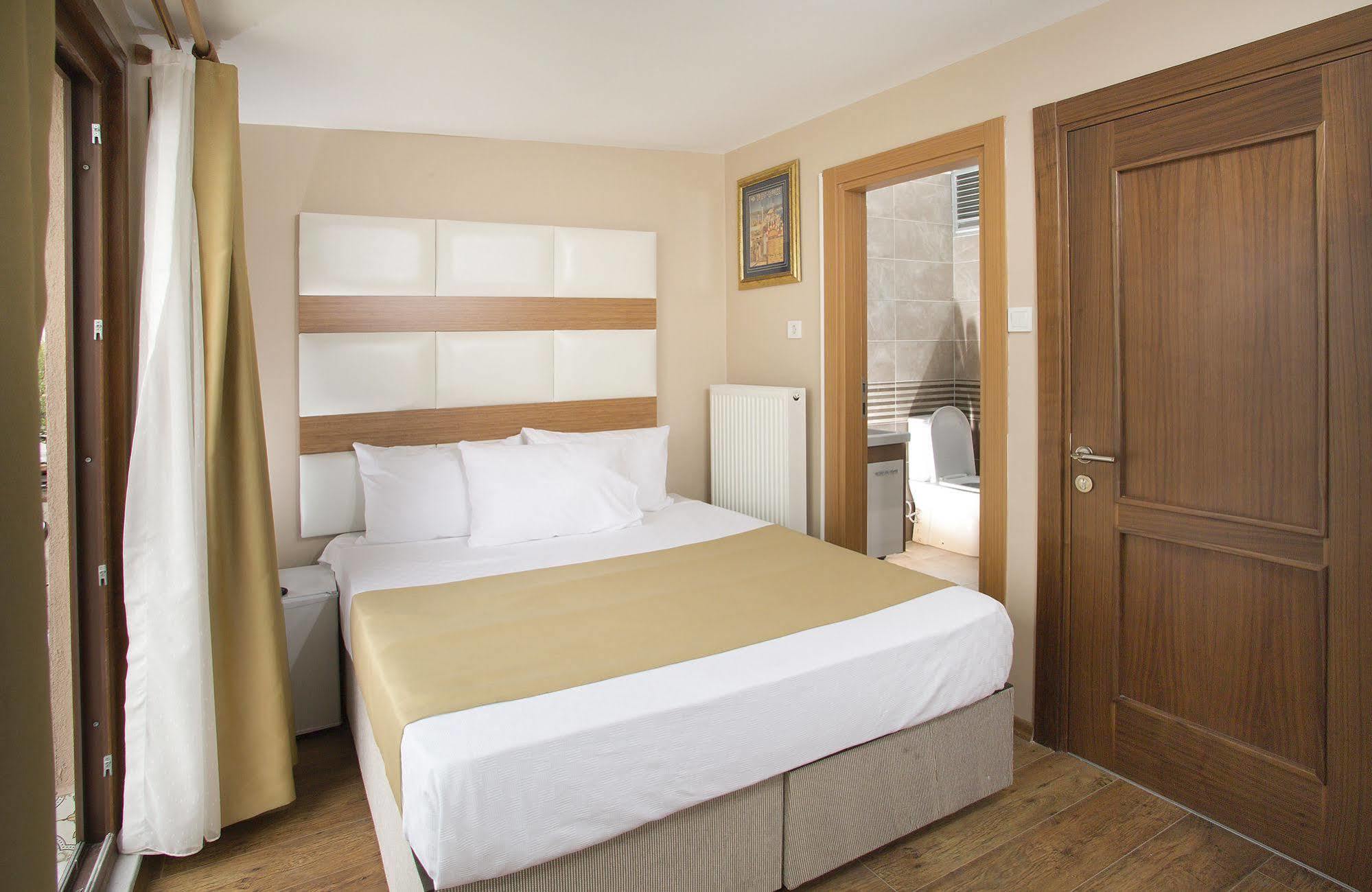 La Pazza Hotel