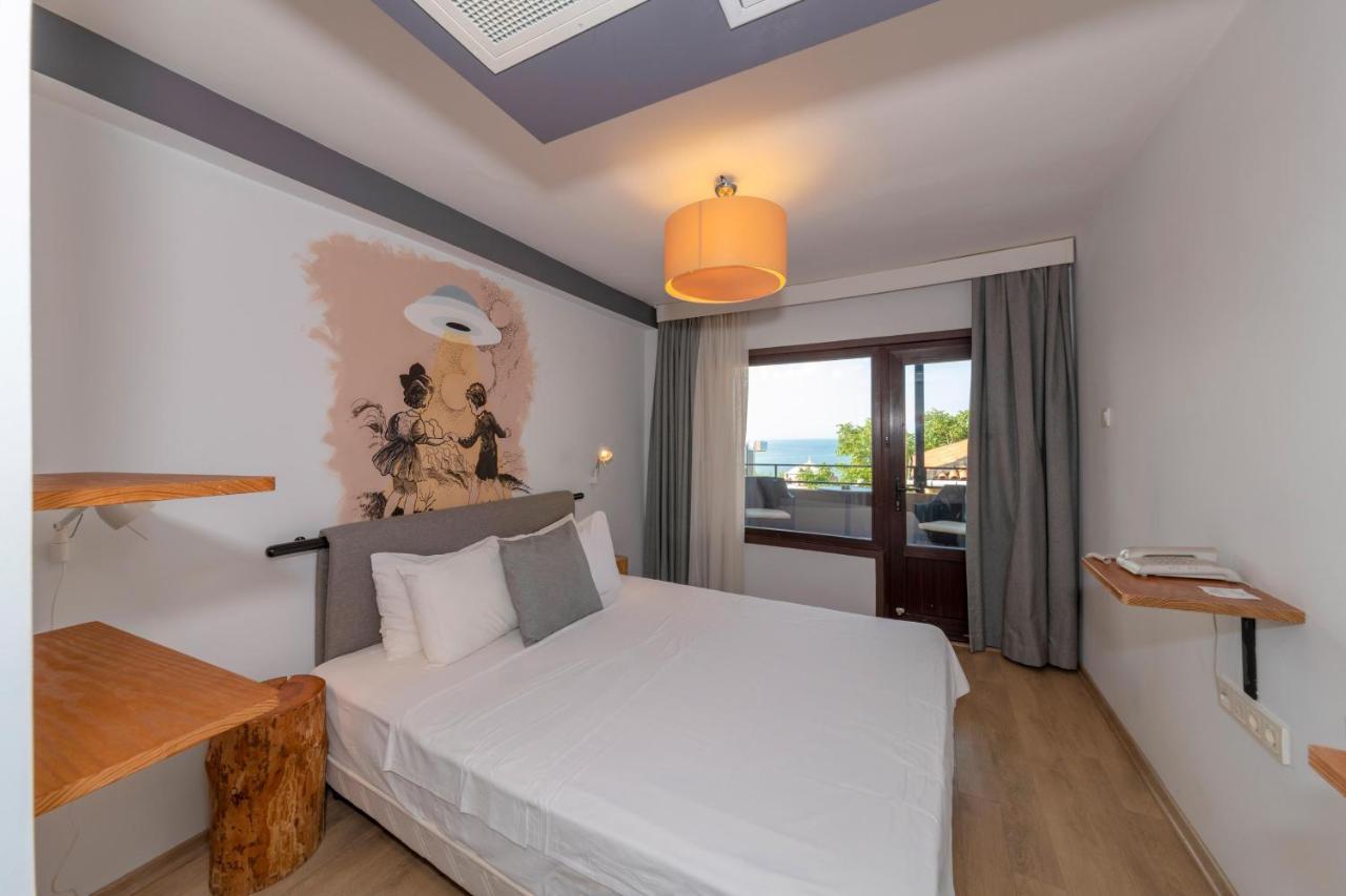 Otel Rumours