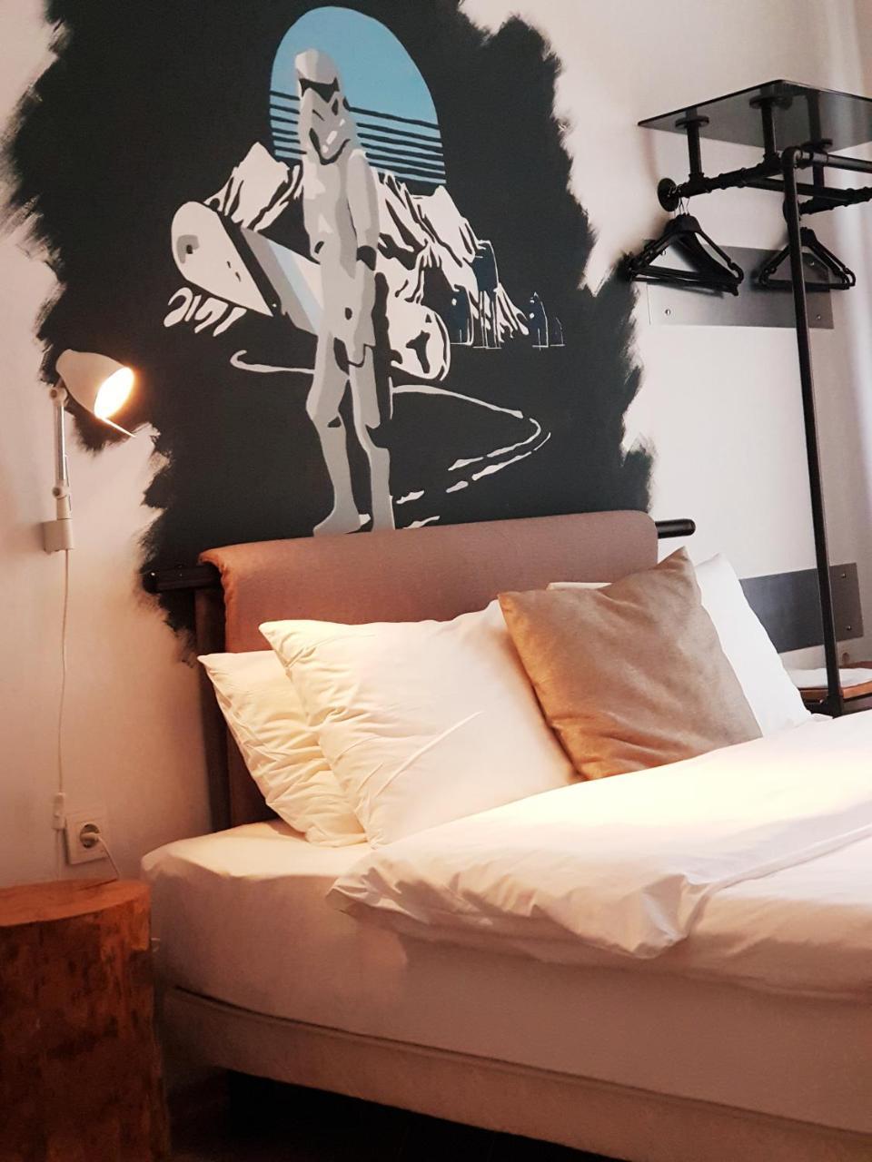 Otel Rumours