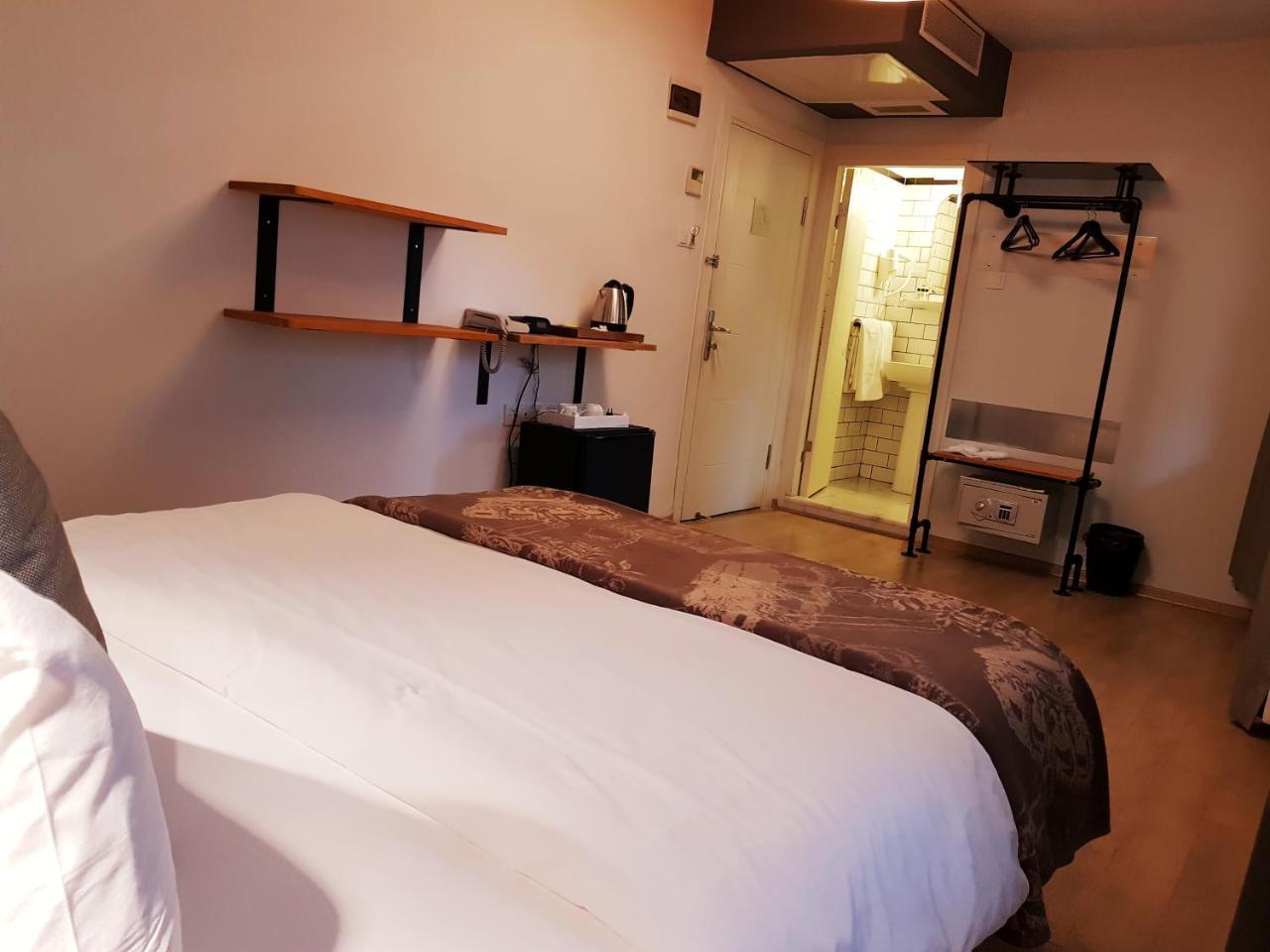 Otel Rumours
