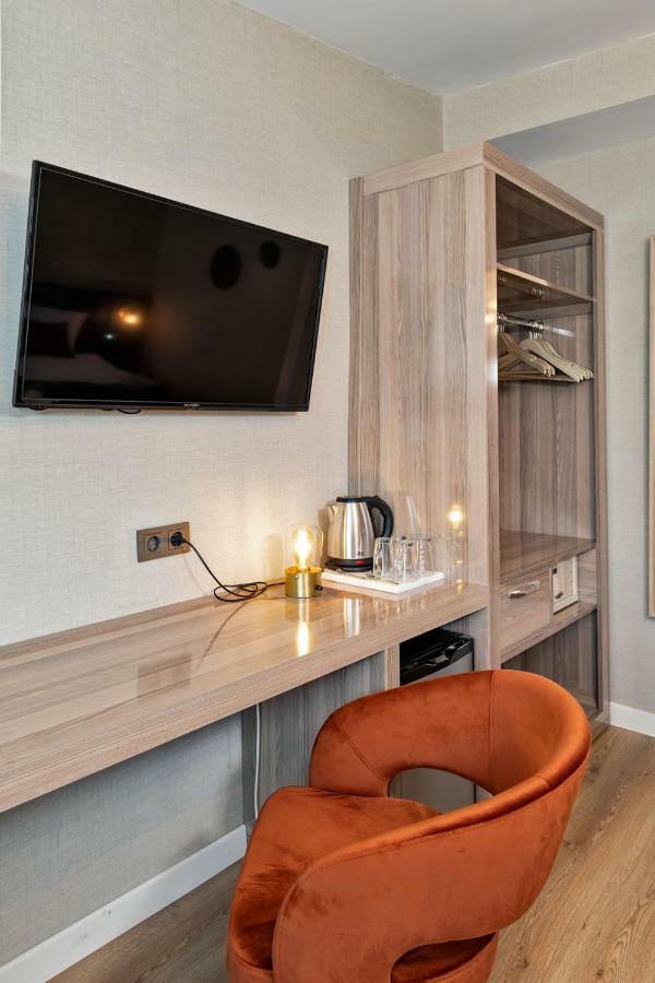 Nika & Cafe Hotel