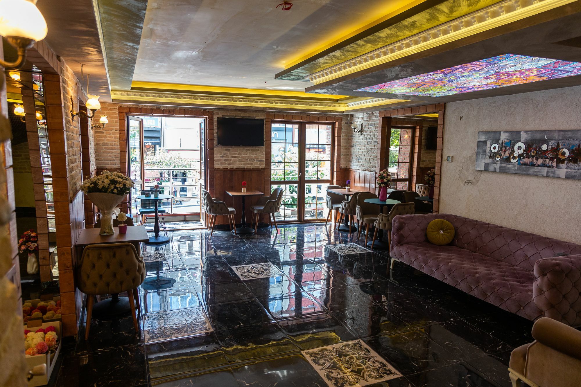 Royal Garden And Hotel