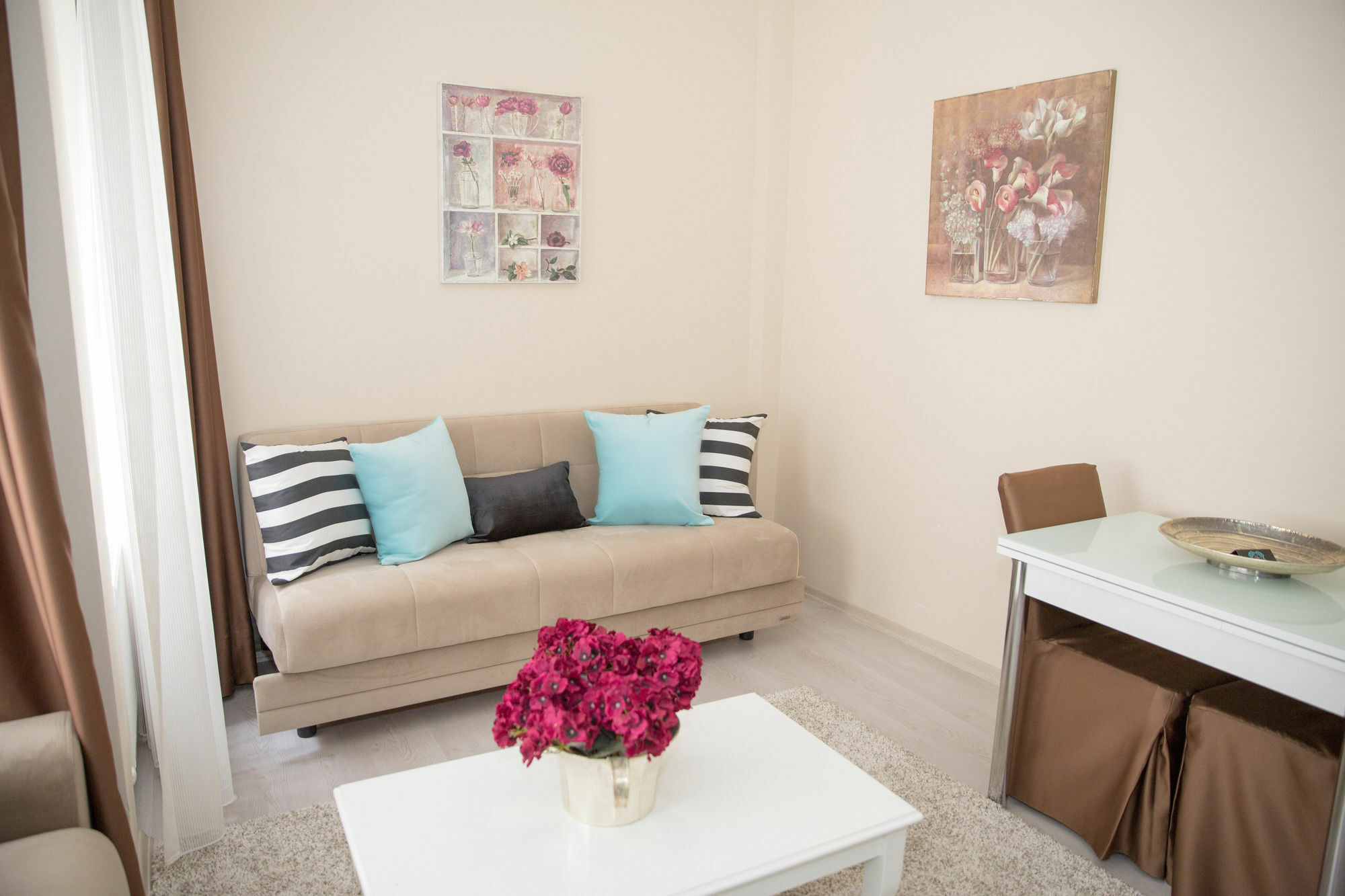 Apartment Ditto Flats *